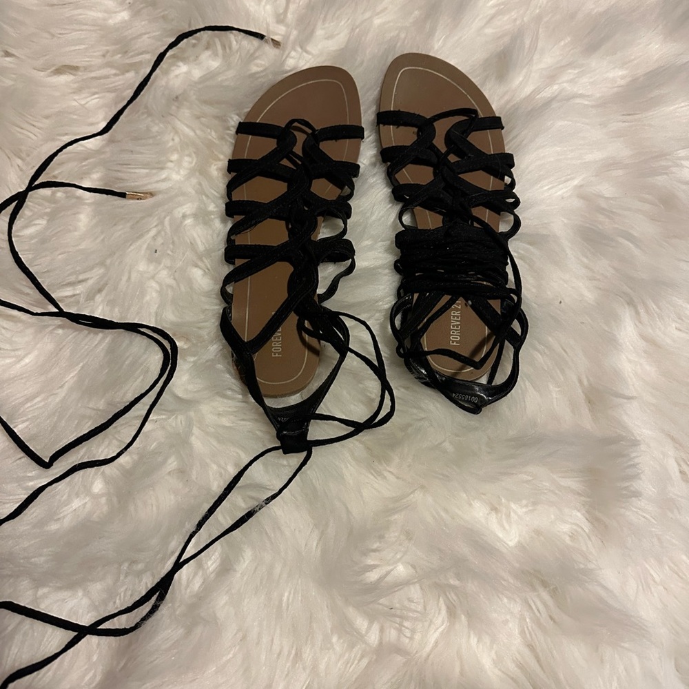 Forever 21 sandals that you can tie up your leg. Size 5.5. In good condition.